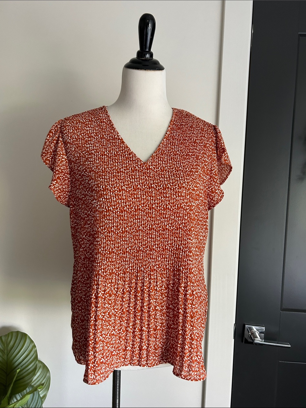 Adrianna Papell S white Rust Floral V-Neck Flutter Sleeve Top
